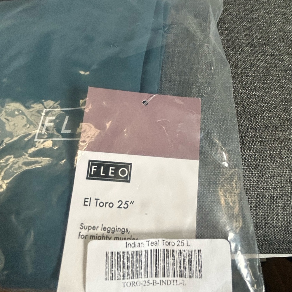 Fleo El Toro 25’ Teal Leggings NWT - Picture 5 of 6